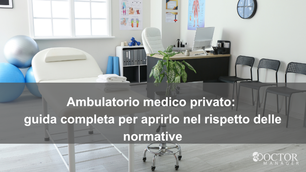 ambulatorio medico privato con scrivania, lettino, computer e sedie per i pazienti