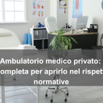 ambulatorio medico privato con scrivania, lettino, computer e sedie per i pazienti